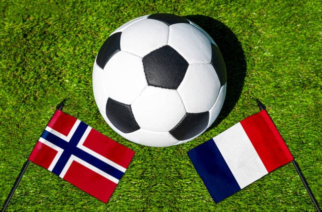 FOTOMONTAGE, Fußball-Weltmeisterschaft 2026: Nationalflaggen von Norwegen und Frankreich mit Fußball auf Rasen. Symbolbild zum WM-Gruppenspiel am 26 Juni bei der FIFA Fussball-Weltmeisterschaft 2026