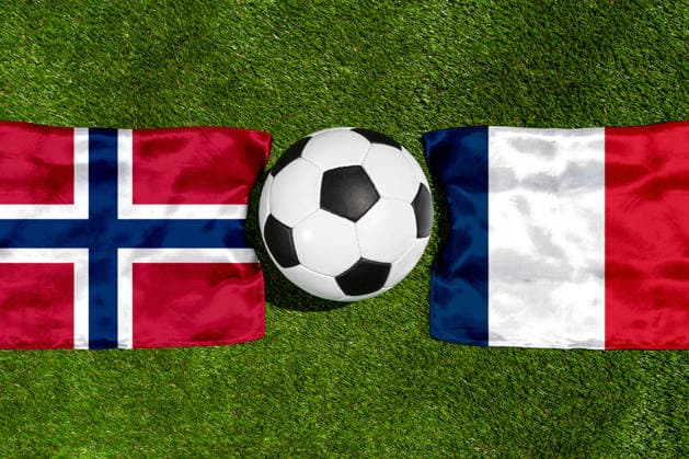 FOTOMONTAGE, Fußball-Weltmeisterschaft 2026: Nationalflaggen von Norwegen und Frankreich mit Fußball auf Rasen. Symbolbild zum WM-Gruppenspiel am 26 Juni bei der FIFA Fussball-Weltmeisterschaft 2026
