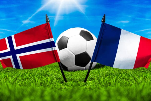 FOTOMONTAGE, Fußball-Weltmeisterschaft 2026: Nationalflaggen von Norwegen und Frankreich mit Fußball auf Rasen. Symbolbild zum WM-Gruppenspiel am 26 Juni bei der FIFA Fussball-Weltmeisterschaft 2026