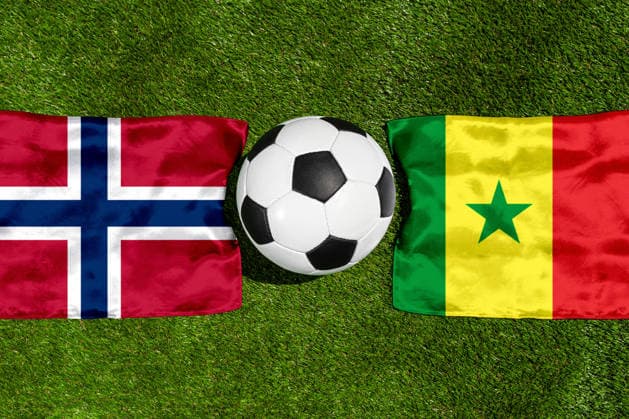 FOTOMONTAGE, Fußball-Weltmeisterschaft 2026: Nationalflaggen von Norwegen und Senegal mit Fußball auf Rasen. Symbolbild zum WM-Gruppenspiel am 23 Juni bei der FIFA Fussball-Weltmeisterschaft 2026