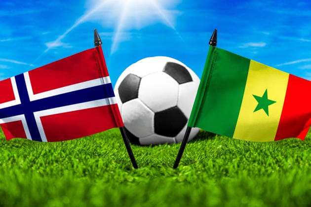 FOTOMONTAGE, Fußball-Weltmeisterschaft 2026: Nationalflaggen von Norwegen und Senegal mit Fußball auf Rasen. Symbolbild zum WM-Gruppenspiel am 23 Juni bei der FIFA Fussball-Weltmeisterschaft 2026