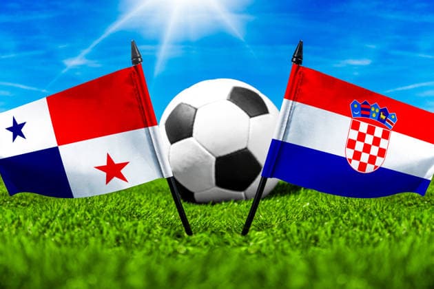 FOTOMONTAGE, Fußball-Weltmeisterschaft 2026: Nationalflaggen von Panama und Kroatien mit Fußball auf Rasen. Symbolbild zum WM-Gruppenspiel am 24 Juni bei der FIFA Fussball-Weltmeisterschaft 2026