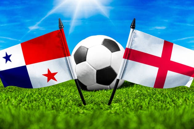 FOTOMONTAGE, Fußball-Weltmeisterschaft 2026: Nationalflaggen von Panama und England mit Fußball auf Rasen. Symbolbild zum WM-Gruppenspiel am 27 Juni bei der FIFA Fussball-Weltmeisterschaft 2026