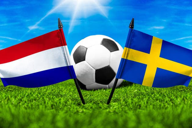 FOTOMONTAGE, Fußball-Weltmeisterschaft 2026: Nationalflaggen von Niederlande und Schweden mit Fußball auf Rasen. Symbolbild zum WM-Gruppenspiel am 20 Juni bei der FIFA Fussball-Weltmeisterschaft 2026