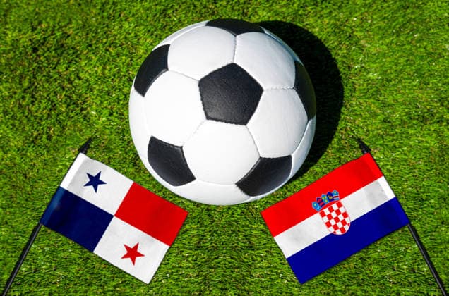 FOTOMONTAGE, Fußball-Weltmeisterschaft 2026: Nationalflaggen von Panama und Kroatien mit Fußball auf Rasen. Symbolbild zum WM-Gruppenspiel am 24 Juni bei der FIFA Fussball-Weltmeisterschaft 2026