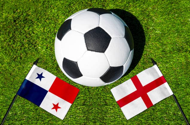 FOTOMONTAGE, Fußball-Weltmeisterschaft 2026: Nationalflaggen von Panama und England mit Fußball auf Rasen. Symbolbild zum WM-Gruppenspiel am 27 Juni bei der FIFA Fussball-Weltmeisterschaft 2026