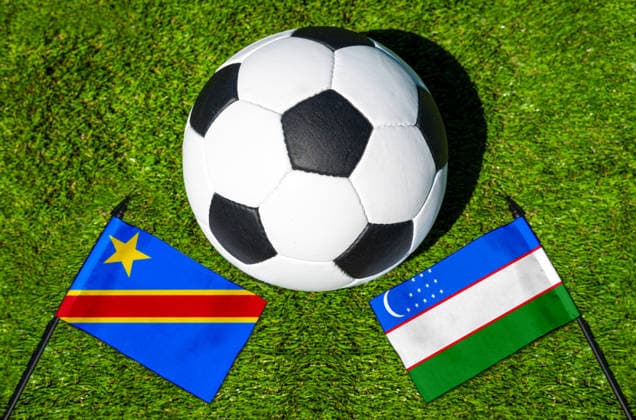 FOTOMONTAGE, Fußball-Weltmeisterschaft 2026: Nationalflaggen von Kongo und Usbekistan mit Fußball auf Rasen. Symbolbild zum WM-Gruppenspiel am 28 Juni bei der FIFA Fussball-Weltmeisterschaft 2026
