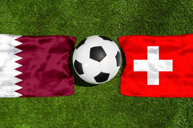 FOTOMONTAGE, Fußball-Weltmeisterschaft 2026: Nationalflaggen von Katar und Schweiz mit Fußball auf Rasen. Symbolbild zum WM-Gruppenspiel am 13 Juni bei der FIFA Fussball-Weltmeisterschaft 2026