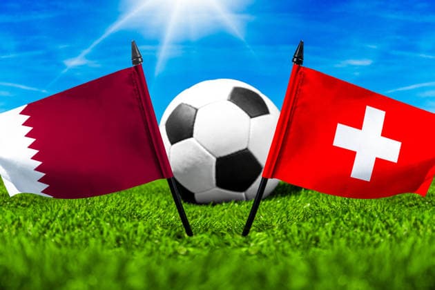 FOTOMONTAGE, Fußball-Weltmeisterschaft 2026: Nationalflaggen von Katar und Schweiz mit Fußball auf Rasen. Symbolbild zum WM-Gruppenspiel am 13 Juni bei der FIFA Fussball-Weltmeisterschaft 2026