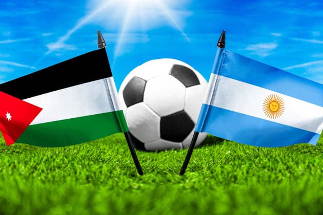 FOTOMONTAGE, Fußball-Weltmeisterschaft 2026: Nationalflaggen von Jordanien und Argentinien mit Fußball auf Rasen. Symbolbild zum WM-Gruppenspiel am 28 Juni bei der FIFA Fussball-Weltmeisterschaft 2026