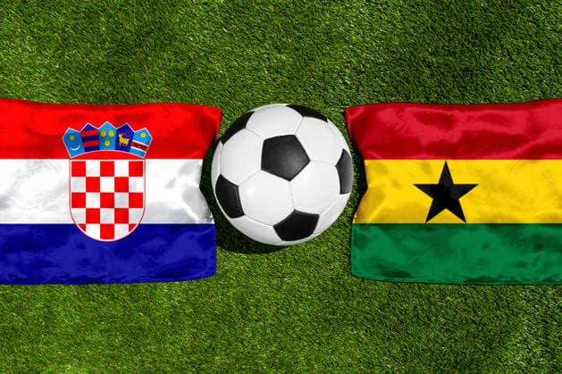 FOTOMONTAGE, Fußball-Weltmeisterschaft 2026: Nationalflaggen von Kroatien und Ghana mit Fußball auf Rasen. Symbolbild zum WM-Gruppenspiel am 27 Juni bei der FIFA Fussball-Weltmeisterschaft 2026