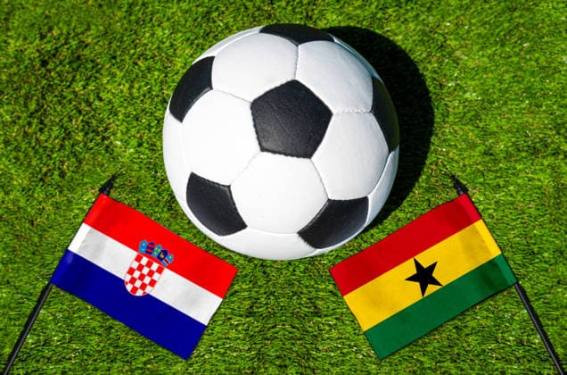FOTOMONTAGE, Fußball-Weltmeisterschaft 2026: Nationalflaggen von Kroatien und Ghana mit Fußball auf Rasen. Symbolbild zum WM-Gruppenspiel am 27 Juni bei der FIFA Fussball-Weltmeisterschaft 2026