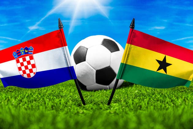 FOTOMONTAGE, Fußball-Weltmeisterschaft 2026: Nationalflaggen von Kroatien und Ghana mit Fußball auf Rasen. Symbolbild zum WM-Gruppenspiel am 27 Juni bei der FIFA Fussball-Weltmeisterschaft 2026