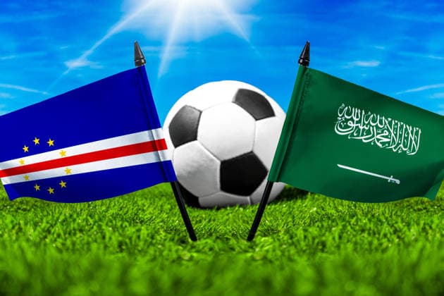 FOTOMONTAGE, Fußball-Weltmeisterschaft 2026: Nationalflaggen von Kap Verde und Saudi-Arabien mit Fußball auf Rasen. Symbolbild zum WM-Gruppenspiel am 27 Juni bei der FIFA Fussball-Weltmeisterschaft 2026