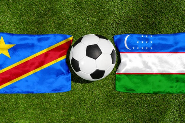 FOTOMONTAGE, Fußball-Weltmeisterschaft 2026: Nationalflaggen von Kongo und Usbekistan mit Fußball auf Rasen. Symbolbild zum WM-Gruppenspiel am 28 Juni bei der FIFA Fussball-Weltmeisterschaft 2026