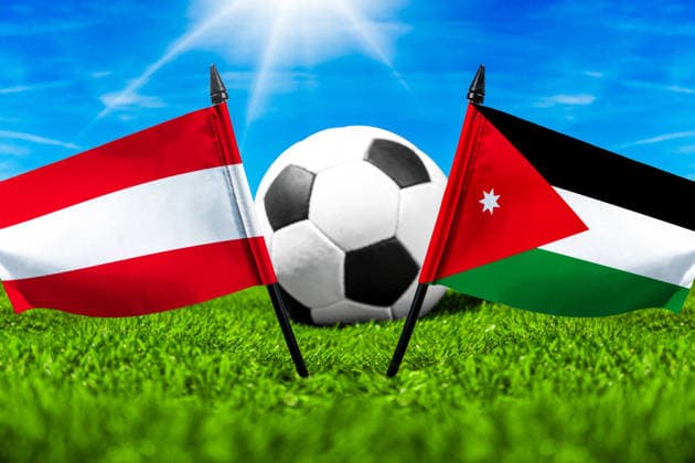 FOTOMONTAGE, Fußball-Weltmeisterschaft 2026: Nationalflaggen von Österreich und Jordanien mit Fußball auf Rasen. Symbolbild zum WM-Gruppenspiel am 17 Juni bei der FIFA Fussball-Weltmeisterschaft 2026