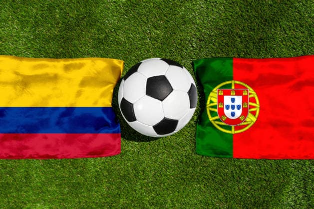 FOTOMONTAGE, Fußball-Weltmeisterschaft 2026: Nationalflaggen von Kolumbien und Portugal mit Fußball auf Rasen. Symbolbild zum WM-Gruppenspiel am 28 Juni bei der FIFA Fussball-Weltmeisterschaft 2026