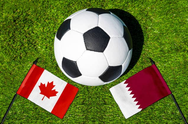 FOTOMONTAGE, Fußball-Weltmeisterschaft 2026: Nationalflaggen von Kanada und Katar mit Fußball auf Rasen. Symbolbild zum WM-Gruppenspiel am 19 Juni bei der FIFA Fussball-Weltmeisterschaft 2026