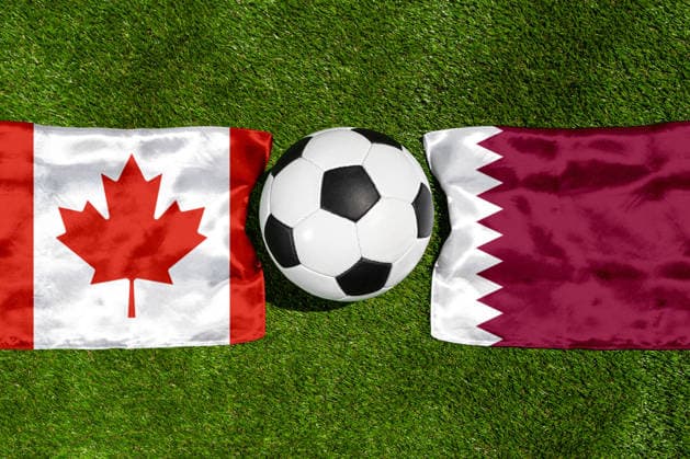 FOTOMONTAGE, Fußball-Weltmeisterschaft 2026: Nationalflaggen von Kanada und Katar mit Fußball auf Rasen. Symbolbild zum WM-Gruppenspiel am 19 Juni bei der FIFA Fussball-Weltmeisterschaft 2026