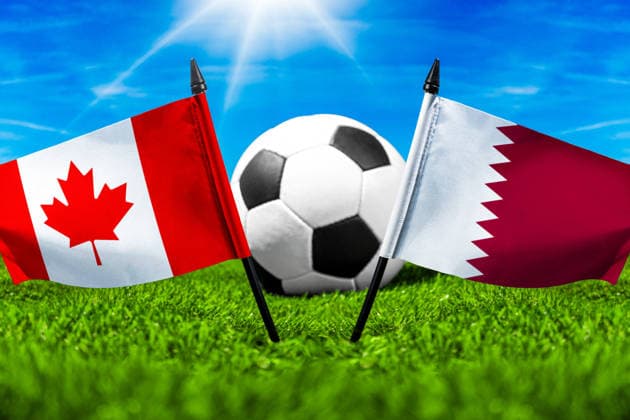 FOTOMONTAGE, Fußball-Weltmeisterschaft 2026: Nationalflaggen von Kanada und Katar mit Fußball auf Rasen. Symbolbild zum WM-Gruppenspiel am 19 Juni bei der FIFA Fussball-Weltmeisterschaft 2026