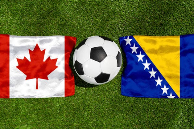 FOTOMONTAGE, Fußball-Weltmeisterschaft 2026: Nationalflaggen von Kanada und Bosnien Herzegowina mit Fußball auf Rasen. Symbolbild zum WM-Gruppenspiel am 12 Juni bei der FIFA Fussball-Weltmeisterschaft 2026