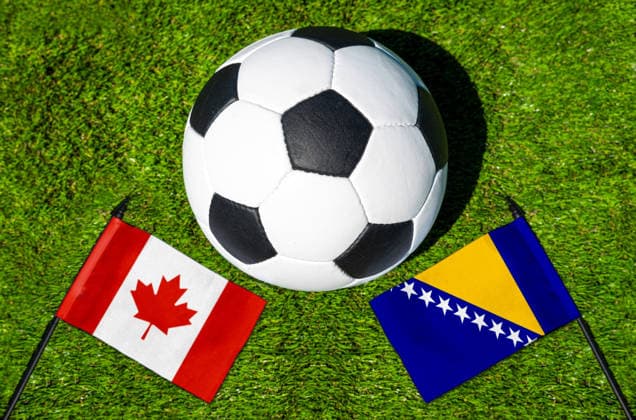 FOTOMONTAGE, Fußball-Weltmeisterschaft 2026: Nationalflaggen von Kanada und Bosnien Herzegowina mit Fußball auf Rasen. Symbolbild zum WM-Gruppenspiel am 12 Juni bei der FIFA Fussball-Weltmeisterschaft 2026