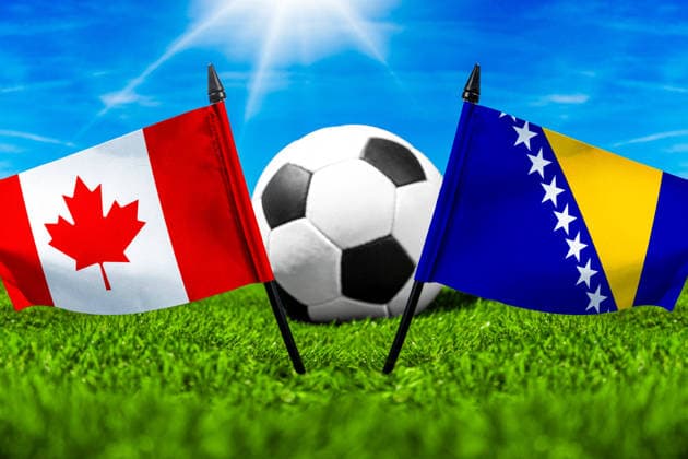FOTOMONTAGE, Fußball-Weltmeisterschaft 2026: Nationalflaggen von Kanada und Bosnien Herzegowina mit Fußball auf Rasen. Symbolbild zum WM-Gruppenspiel am 12 Juni bei der FIFA Fussball-Weltmeisterschaft 2026