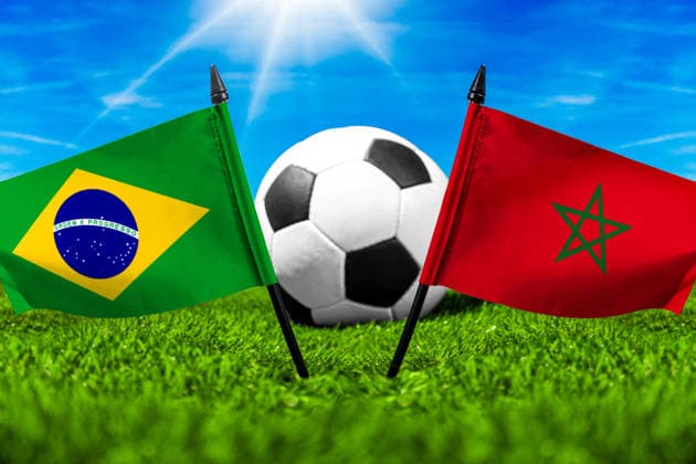 FOTOMONTAGE, Fußball-Weltmeisterschaft 2026: Nationalflaggen von Brasilien und Marokko mit Fußball auf Rasen. Symbolbild zum WM-Gruppenspiel am 14 Juni bei der FIFA Fussball-Weltmeisterschaft 2026