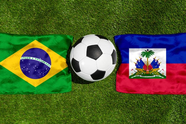 FOTOMONTAGE, Fußball-Weltmeisterschaft 2026: Nationalflaggen von Brasilien und Haiti mit Fußball auf Rasen. Symbolbild zum WM-Gruppenspiel am 20 Juni bei der FIFA Fussball-Weltmeisterschaft 2026