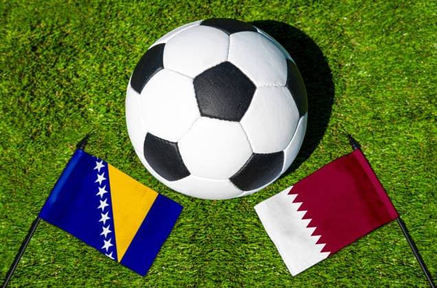 FOTOMONTAGE, Fußball-Weltmeisterschaft 2026: Nationalflaggen von Bosnien Herzegowina und Katar mit Fußball auf Rasen. Symbolbild zum WM-Gruppenspiel am 22 Juni bei der FIFA Fussball-Weltmeisterschaft 2026