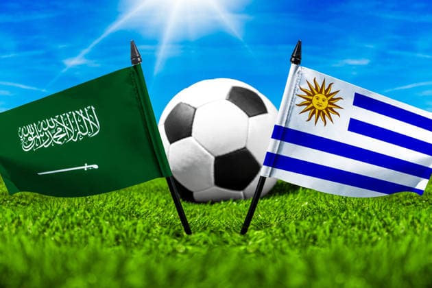 FOTOMONTAGE, Fußball-Weltmeisterschaft 2026: Nationalflaggen von Saudi-Arabien und Uruguay mit Fußball auf Rasen. Symbolbild zum WM-Gruppenspiel am 16 Juni bei der FIFA Fussball-Weltmeisterschaft 2026