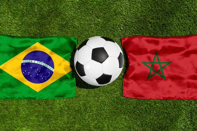 FOTOMONTAGE, Fußball-Weltmeisterschaft 2026: Nationalflaggen von Brasilien und Marokko mit Fußball auf Rasen. Symbolbild zum WM-Gruppenspiel am 14 Juni bei der FIFA Fussball-Weltmeisterschaft 2026