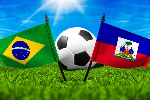 FOTOMONTAGE, Fußball-Weltmeisterschaft 2026: Nationalflaggen von Brasilien und Haiti mit Fußball auf Rasen. Symbolbild zum WM-Gruppenspiel am 20 Juni bei der FIFA Fussball-Weltmeisterschaft 2026