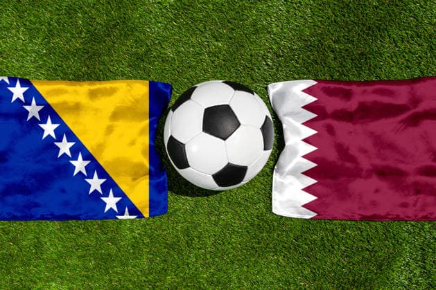 FOTOMONTAGE, Fußball-Weltmeisterschaft 2026: Nationalflaggen von Bosnien Herzegowina und Katar mit Fußball auf Rasen. Symbolbild zum WM-Gruppenspiel am 22 Juni bei der FIFA Fussball-Weltmeisterschaft 2026