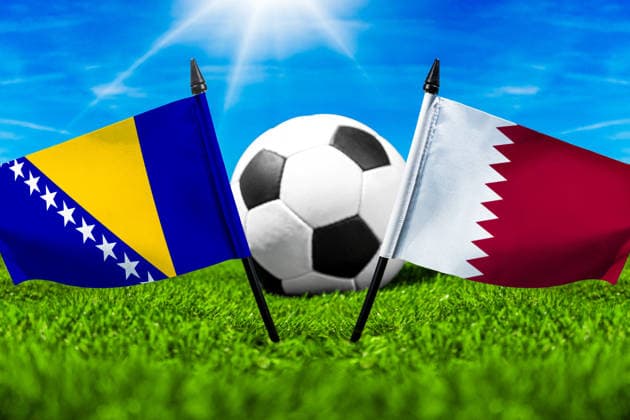 FOTOMONTAGE, Fußball-Weltmeisterschaft 2026: Nationalflaggen von Bosnien Herzegowina und Katar mit Fußball auf Rasen. Symbolbild zum WM-Gruppenspiel am 22 Juni bei der FIFA Fussball-Weltmeisterschaft 2026