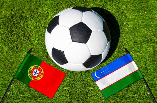 FOTOMONTAGE, Fußball-Weltmeisterschaft 2026: Nationalflaggen von Portugal und Usbekistan mit Fußball auf Rasen. Symbolbild zum WM-Gruppenspiel am 23 Juni bei der FIFA Fussball-Weltmeisterschaft 2026