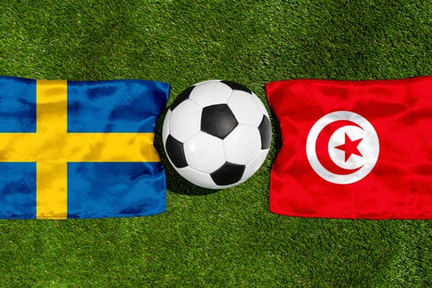 FOTOMONTAGE, Fußball-Weltmeisterschaft 2026: Nationalflaggen von Schweden und Tunesien mit Fußball auf Rasen. Symbolbild zum WM-Gruppenspiel am 15 Juni bei der FIFA Fussball-Weltmeisterschaft 2026