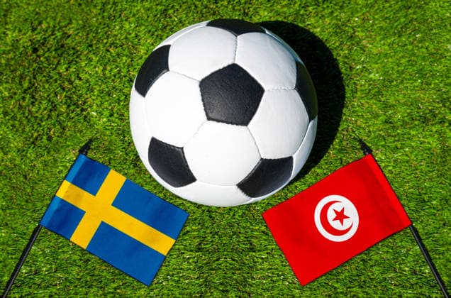 FOTOMONTAGE, Fußball-Weltmeisterschaft 2026: Nationalflaggen von Schweden und Tunesien mit Fußball auf Rasen. Symbolbild zum WM-Gruppenspiel am 15 Juni bei der FIFA Fussball-Weltmeisterschaft 2026