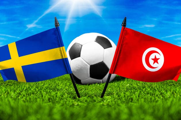FOTOMONTAGE, Fußball-Weltmeisterschaft 2026: Nationalflaggen von Schweden und Tunesien mit Fußball auf Rasen. Symbolbild zum WM-Gruppenspiel am 15 Juni bei der FIFA Fussball-Weltmeisterschaft 2026