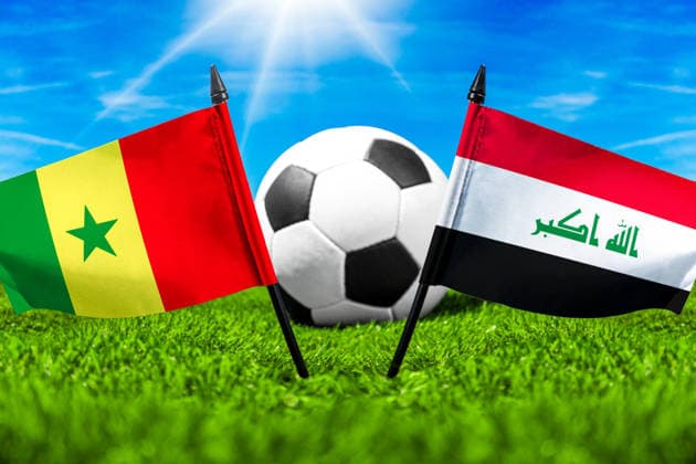 FOTOMONTAGE, Fußball-Weltmeisterschaft 2026: Nationalflaggen von Senegal und Irak mit Fußball auf Rasen. Symbolbild zum WM-Gruppenspiel am 26 Juni bei der FIFA Fussball-Weltmeisterschaft 2026