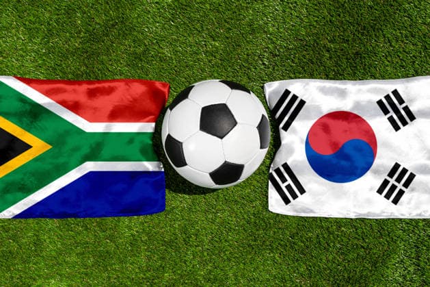 FOTOMONTAGE, Fußball-Weltmeisterschaft 2026: Nationalflaggen von Südafrika und Südkorea mit Fußball auf Rasen. Symbolbild zum WM-Gruppenspiel am 25 Juni bei der FIFA Fussball-Weltmeisterschaft 2026