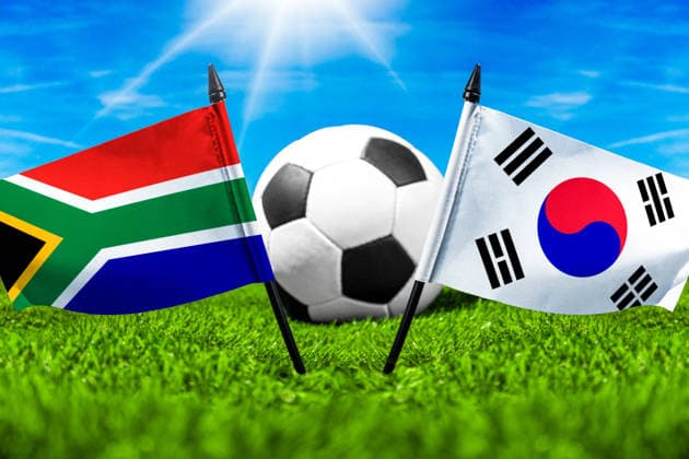 FOTOMONTAGE, Fußball-Weltmeisterschaft 2026: Nationalflaggen von Südafrika und Südkorea mit Fußball auf Rasen. Symbolbild zum WM-Gruppenspiel am 25 Juni bei der FIFA Fussball-Weltmeisterschaft 2026
