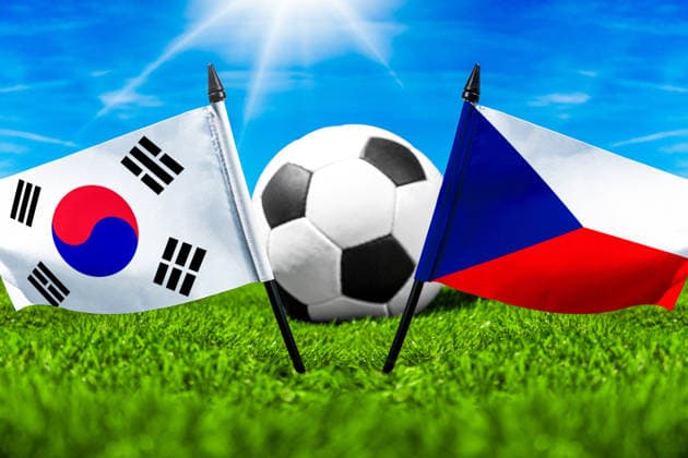 FOTOMONTAGE, Fußball-Weltmeisterschaft 2026: Nationalflaggen von Südkorea und Tschechien mit Fußball auf Rasen. Symbolbild zum WM-Gruppenspiel am 12 Juni bei der FIFA Fussball-Weltmeisterschaft 2026