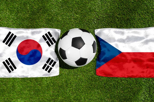 FOTOMONTAGE, Fußball-Weltmeisterschaft 2026: Nationalflaggen von Südkorea und Tschechien mit Fußball auf Rasen. Symbolbild zum WM-Gruppenspiel am 12 Juni bei der FIFA Fussball-Weltmeisterschaft 2026