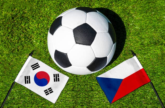 FOTOMONTAGE, Fußball-Weltmeisterschaft 2026: Nationalflaggen von Südkorea und Tschechien mit Fußball auf Rasen. Symbolbild zum WM-Gruppenspiel am 12 Juni bei der FIFA Fussball-Weltmeisterschaft 2026