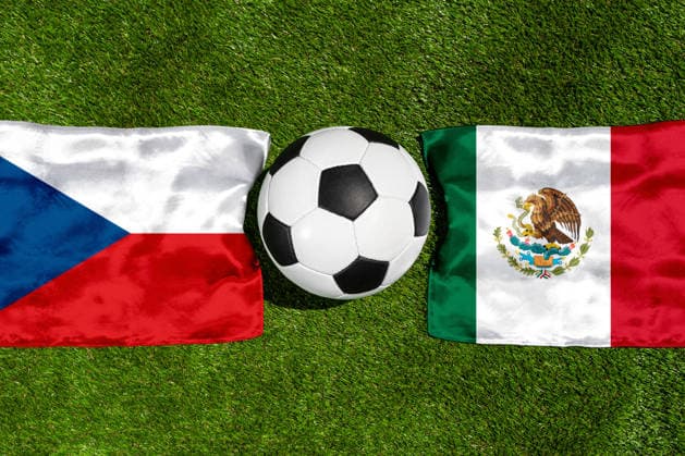FOTOMONTAGE, Fußball-Weltmeisterschaft 2026: Nationalflaggen von Tschechien und Mexico mit Fußball auf Rasen. Symbolbild zum WM-Gruppenspiel am 25 Juni bei der FIFA Fussball-Weltmeisterschaft 2026