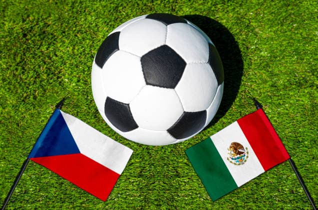 FOTOMONTAGE, Fußball-Weltmeisterschaft 2026: Nationalflaggen von Tschechien und Mexico mit Fußball auf Rasen. Symbolbild zum WM-Gruppenspiel am 25 Juni bei der FIFA Fussball-Weltmeisterschaft 2026