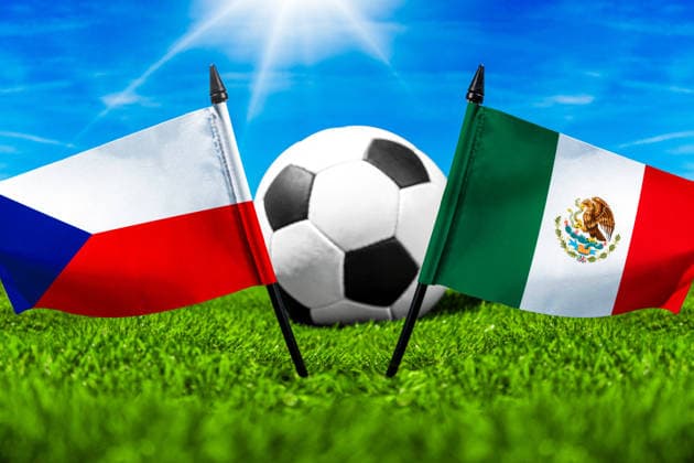 FOTOMONTAGE, Fußball-Weltmeisterschaft 2026: Nationalflaggen von Tschechien und Mexico mit Fußball auf Rasen. Symbolbild zum WM-Gruppenspiel am 25 Juni bei der FIFA Fussball-Weltmeisterschaft 2026