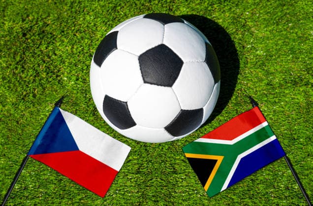 FOTOMONTAGE, Fußball-Weltmeisterschaft 2026: Nationalflaggen von Tschechien und Südafrika mit Fußball auf Rasen. Symbolbild zum WM-Gruppenspiel am 18 Juni bei der FIFA Fussball-Weltmeisterschaft 2026