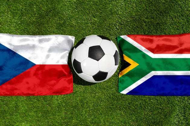 FOTOMONTAGE, Fußball-Weltmeisterschaft 2026: Nationalflaggen von Tschechien und Südafrika mit Fußball auf Rasen. Symbolbild zum WM-Gruppenspiel am 18 Juni bei der FIFA Fussball-Weltmeisterschaft 2026
